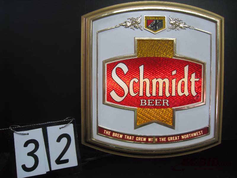 lot 32 image: Schmidt plastic light up motion display. Nice old vintage. 20 w x 22 h