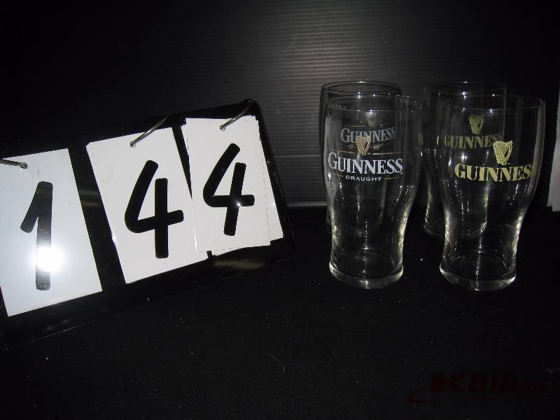 lot 144 image: 6 Guinness 16 oz logo glasses, 4 say Guinness Draught,  2 say only Guinness