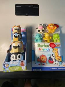 NH 1 - Bluey Family Pourers & Battat Safari Friends Book (Lot of 2)