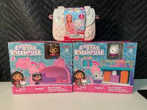 NY 5 - Gabbys Dollhouse Room Playsets & Toy Purse Set (Lot of 3)