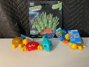 D1 - Crazy Fun Glow Alien Hands 5-piece Set & Wind-Up Toy Animals (Lot of 10)