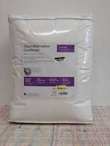 TwinTwin XL All Season Comforter Insert White - Room Essentials