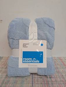 Jacquard Plush Blanket in Baby Blue