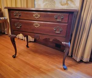 Hickory Chair Queen Anne Mahogany 2 Drawer Chest