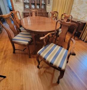 Lovely Queen Ann Dining Table and Chairs  2 LeavesPads