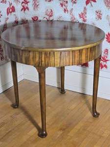Antique Round Mahogany Center Table with Turned Legs