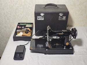 Singer Featherweight 221 Sewing Machine