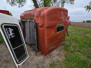 Peterbilt Semi Truck Sleeper Cab - Crack on roof, dented on side - Off 2008 389 Peterbilt