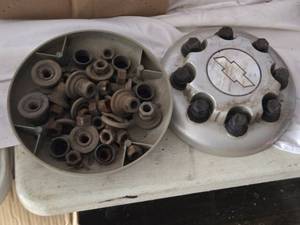 Chevrolet Hubcaps and Lug Nuts, Model #15053704