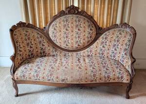 ULL - Antique Victorian Medallion Back Carved Wood Sofa