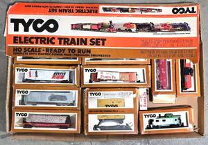LL-FR - Tyco HO Scale Electric Train Set in Original Box