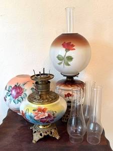 ULK - Vintage Floral Oil Lamp Mixed Lot With 2 Chimneys