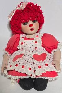 LL-ST1 - Marie Osmond Bear Hugs & Kissy Raggedy Ann Doll 2004 10.5 in Seated