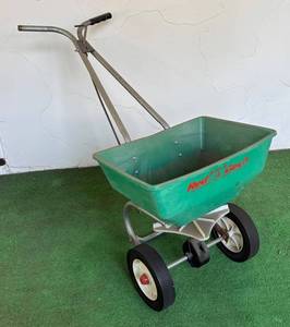 FP - Red Devil Spreader Wheelbarrow-Style with Hopper