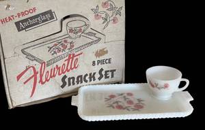 BR1 - Vintage Anchor Glass Fleurette 8-Piece Snack Set - 4 Cups and 4 Plates