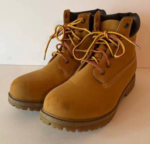 BR1 - Ozark Trail Boots Size 8 Light Wear