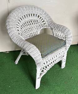 BP - Vintage White Wicker Childrens Chair