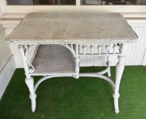 UP1 - Vintage White Wicker Desk Table