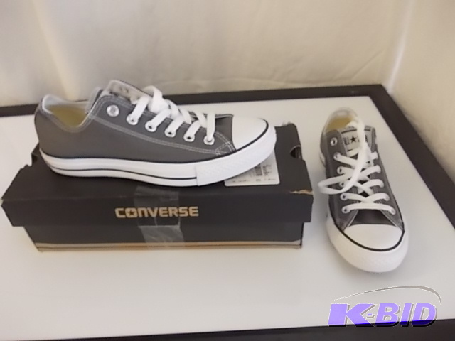 lot 23 image: Unisex Converse