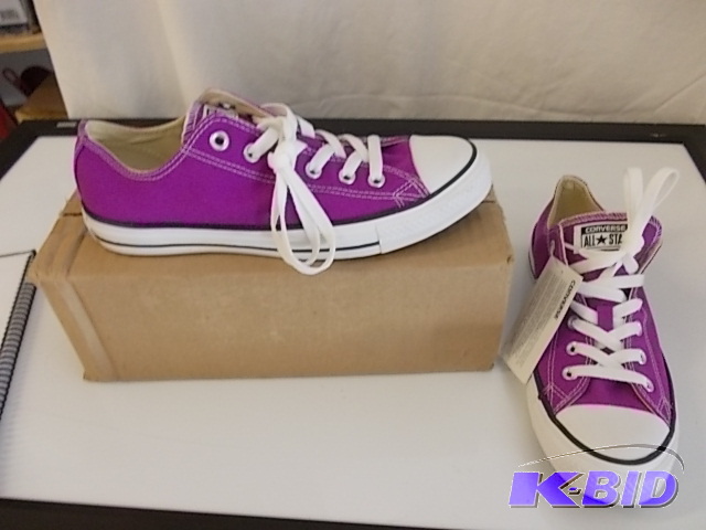 lot 26 image: Unisex Converse