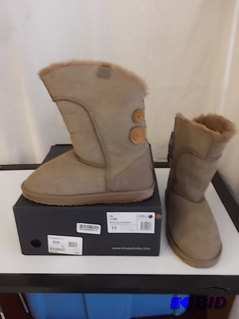 lot 33 image: Womens Emu Boot