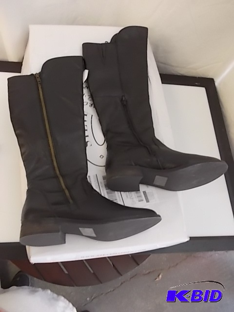 lot 37 image: Womens Steve Madden Boot