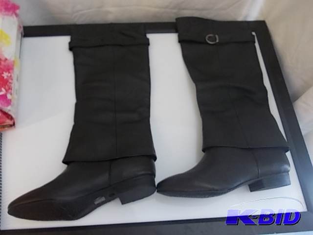 lot 76 image: Womens Chinese Laundry