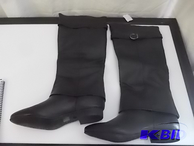 lot 77 image: Womens Chinese Laundry