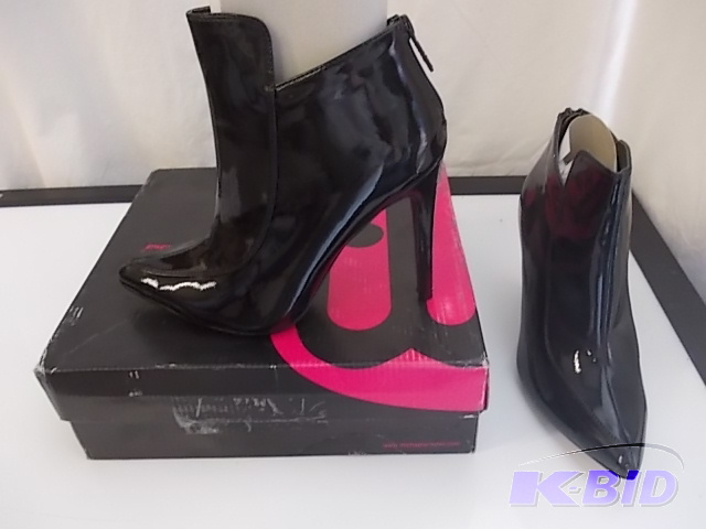 lot 95 image: Womens Michael Antonio