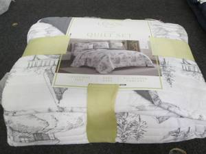 Lenox Queen quilt set...