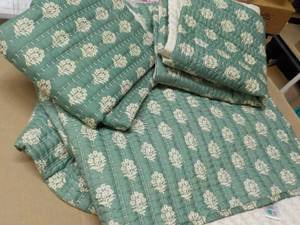 Mainstays King Size Quilt and 2 Pil...