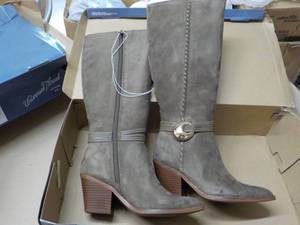 Universal Thread size 6 Suede Boots...