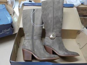 Universal Thread size 6 Suede Boots...