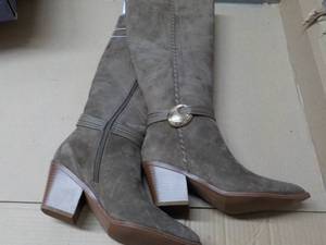 Universal Thread size 8 Suede Boots...
