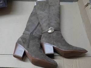 Universal Thread size 8 Suede Boots...