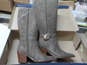 Universal Thread size 8.5 Suede Boo...