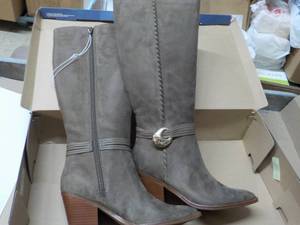 Universal Thread size 8.5 Suede Boo...
