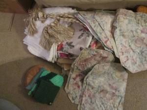 Table cloths, runners, place mats a...