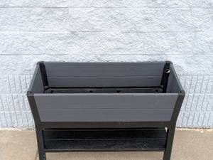 KETER DARWIN 29GAL RAISED GARDEN BED/SELF WATERING PLANTER BOX