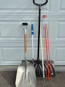 Snow Shovels, Telescopic Pole & Driveway Markers Mixed Lot