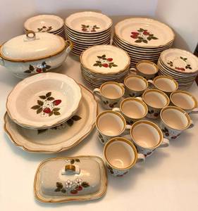 Mikasa Strawberry Festival 72-piece Dinnerware Set
