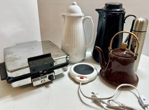 Mixed Kitchen Appliance & Drinkware Lot - Ge Grill Waffle Baker, Thermos & Carafes