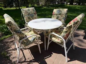 Outdoor Patio Table & 4 Chairs