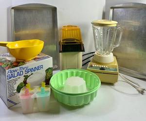 Vintage Kitchen Appliance Mixed Lot With West Bend Poppy Ii Popcorn Popper