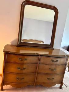 Bassett Furniture Dresser With Mirror