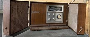 Vintage General Electric Thunderbird Radio With Speakers