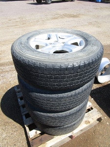 (4) 17 Jeep Wheels w24575 R17 Tires