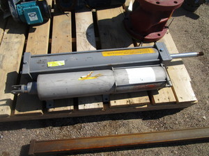 (2) Pneumatic Cylinders 1 12 Rod 33 Overall