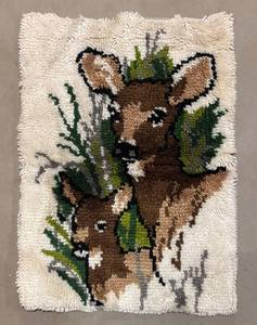 BS - Vintage Deer Motif Latch Hook Decor