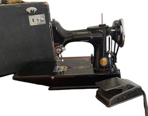 MB - Vintage Singer Featherweight 221 Portable Sewing Machine with Case